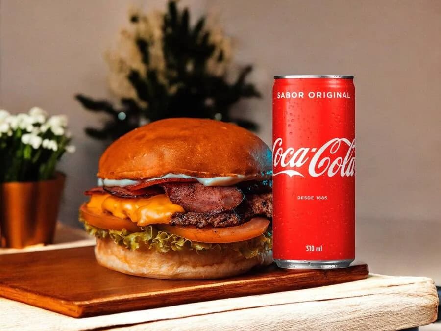 Dueto Imbatível: Smash Calabresa & Coca Gelada
