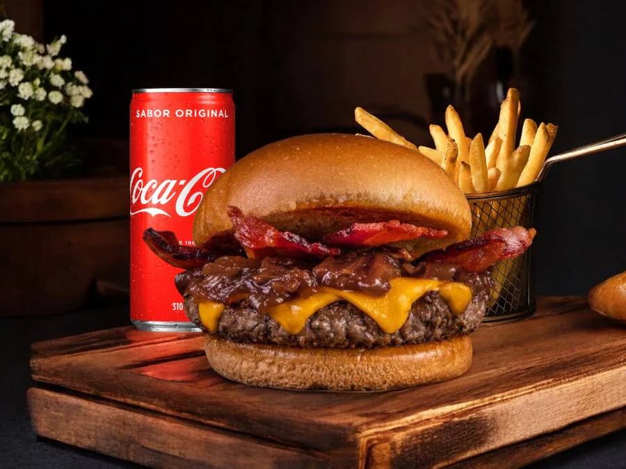 Smash Bacon com Cebola Grelhada + Batatas Fritas + Coca Lata